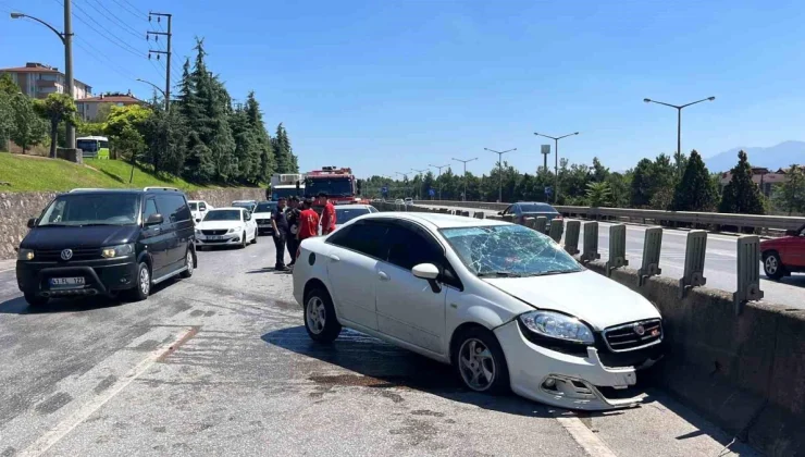 Kocaeli’de otomobil refüje çarptı, 3 kişi yaralandı